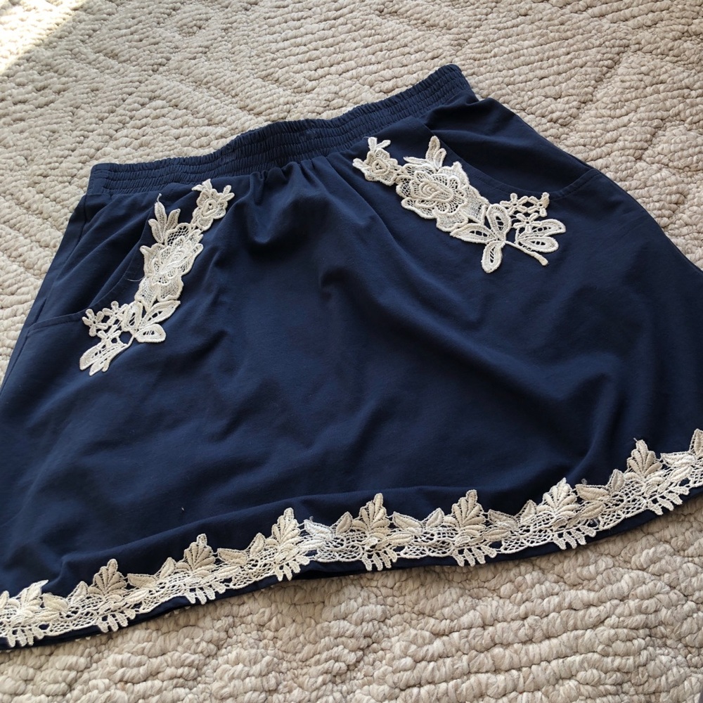 Mini skirt with lace appliqués and pockets